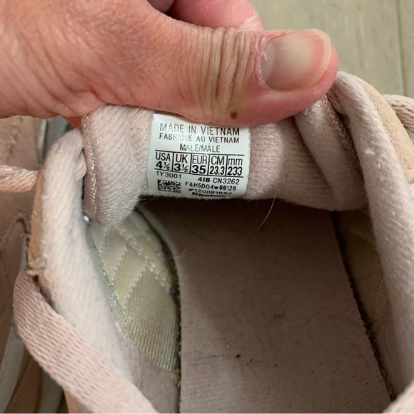 EUC Reebok suede sneakers size 6 - Picture 3 of 6